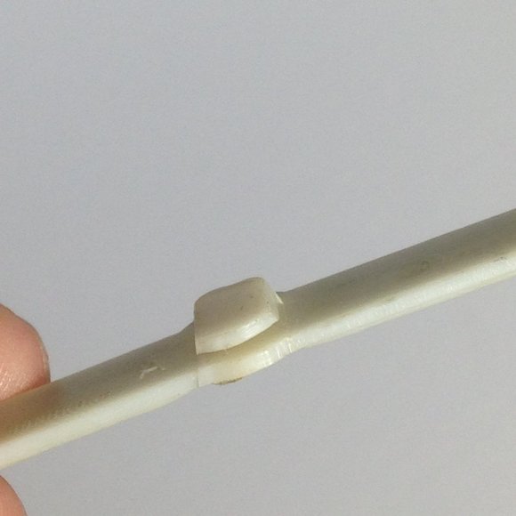 Lot of 2 Spider-Man Plastic pins, from Toy Biz super poseable Spiderman & Other - Picture 6 of 6